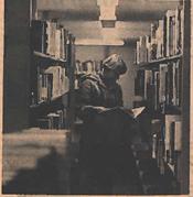 学生在书架上的旧照片.